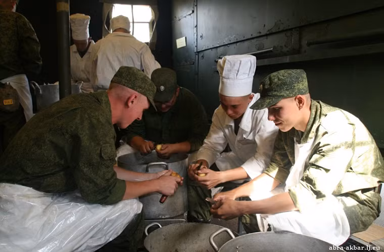 Gọt khoai tây có lẽ là hình ảnh không thể thiếu ở mỗi bếp ăn quân đội ở Nga bên cạnh đó là cả các nước Phương Tây. Nguồn ảnh: English Russia.