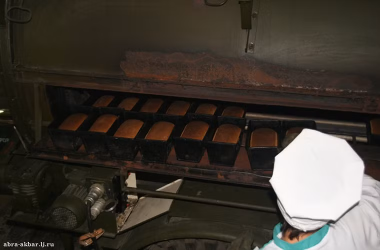 Trong khi đó các ổ bánh mì do chính các tân binh làm nên cũng vừa mới ra lò. Nguồn ảnh: English Russia.