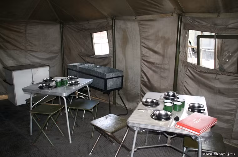 Do chỉ phục vụ công tác huấn luyện nên nhà ăn dã chiến ở trường 190 cũng khá đơn giản so với các nhà ăn kiểu mới của Quân đội Nga hiện nay. Nguồn ảnh: English Russia.