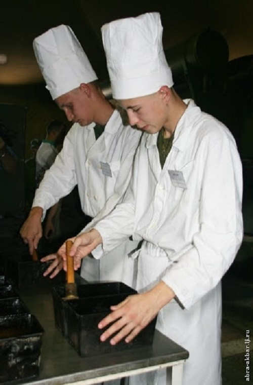 Bánh mì trong Quân đội Nga đều được làm thành từng gối bánh lớn sau đó mới được cắt ra thành từng khẩu phần ăn nhất định. Nguồn ảnh: English Russia.