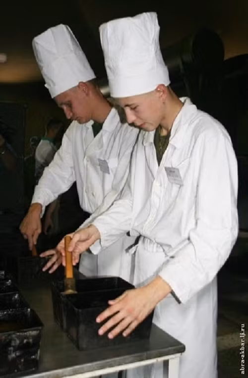 Bánh mì trong Quân đội Nga đều được làm thành từng gối bánh lớn sau đó mới được cắt ra thành từng khẩu phần ăn nhất định. Nguồn ảnh: English Russia.