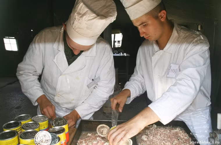 Khẩu phần ăn của binh sĩ Nga được đánh giá khá phong phú tuy nhiền còn tùy thuộc từng khu vực, tuy nhiên đồ hộp vẫn đóng vai trò quan trọng trong khi đó thịt tươi lại chỉ ở mức tương đối tốt. Nguồn ảnh: English Russia.