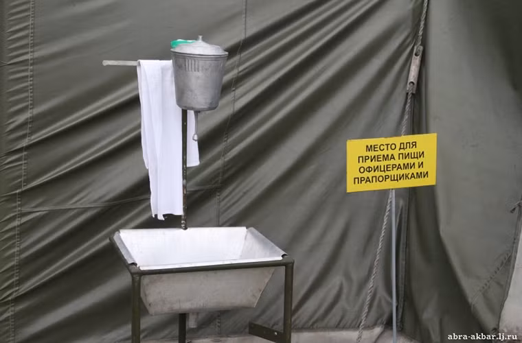 Khu rửa tay dành cho binh sĩ trước khi ăn bên trong một bếp ăn dã chiến của Nga. Nguồn ảnh: English Russia.