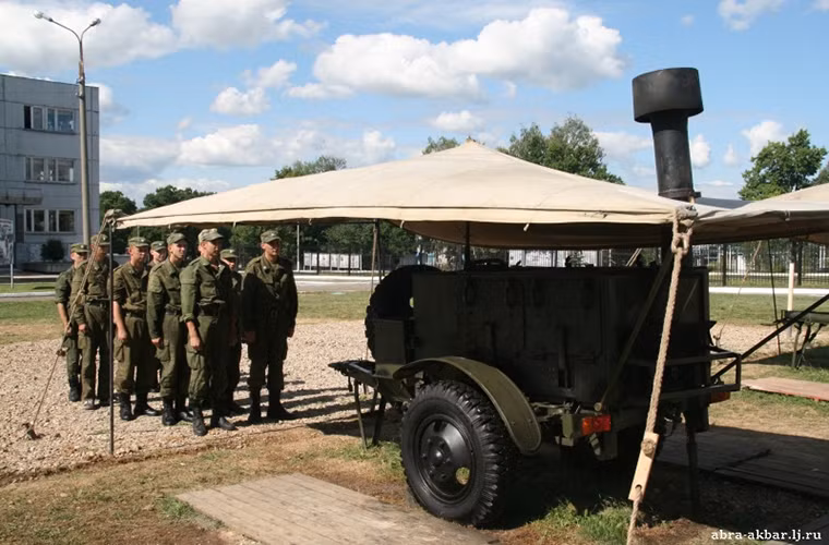 Các tân binh sẽ được làm quen với mọi vật dụng các trong các nhà bếp Quân đội Nga từ lò nướng bánh cho đến các bếp nấu di động và cuối cùng là công thức nấu các món ăn cơ bản nhất. Nguồn ảnh: English Russia.
