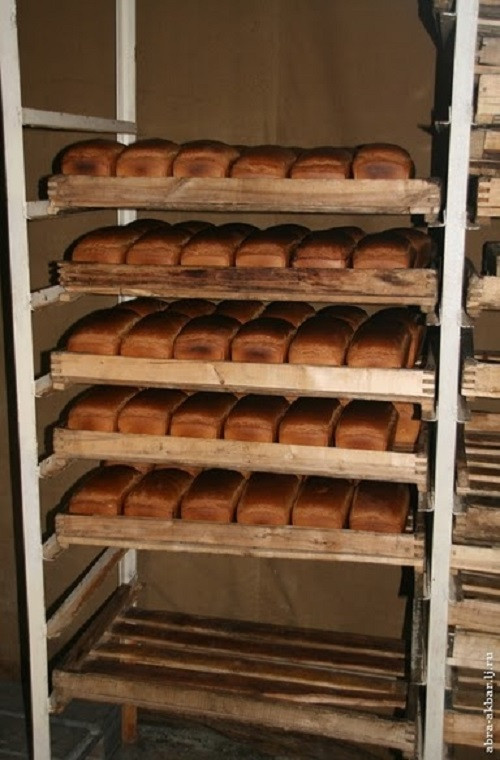 Sau khi được lấy ra khỏi khuôn bánh mì được xếp lên các kệ bằng gỗ trước khi được chia cho từng bếp ăn, do sử dụng lò nướng di động nên số lượng bánh cho ra lò cũng khá ít. Nguồn ảnh: English Russia.