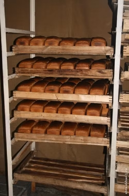Sau khi được lấy ra khỏi khuôn bánh mì được xếp lên các kệ bằng gỗ trước khi được chia cho từng bếp ăn, do sử dụng lò nướng di động nên số lượng bánh cho ra lò cũng khá ít. Nguồn ảnh: English Russia.