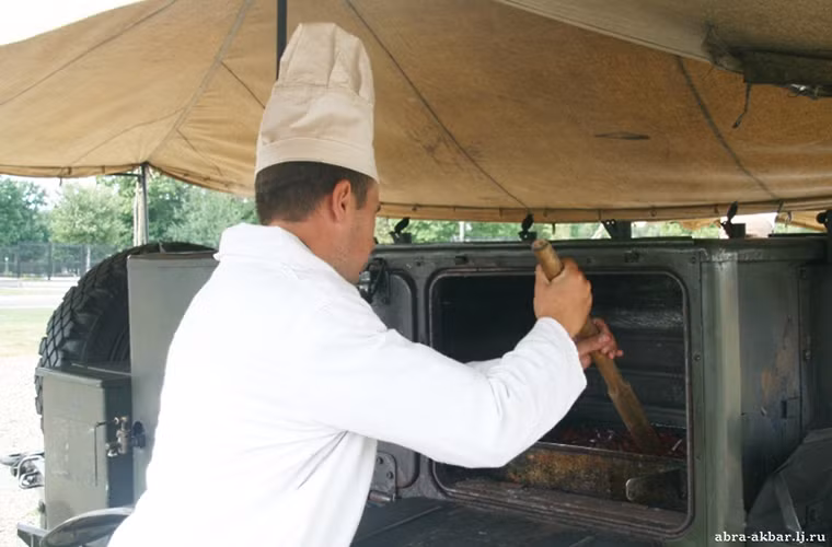 Hình ảnh một sĩ quan hướng dẫn cho các tân binh cách sử dụng một bếp nấu di động. Nguồn ảnh: English Russia.