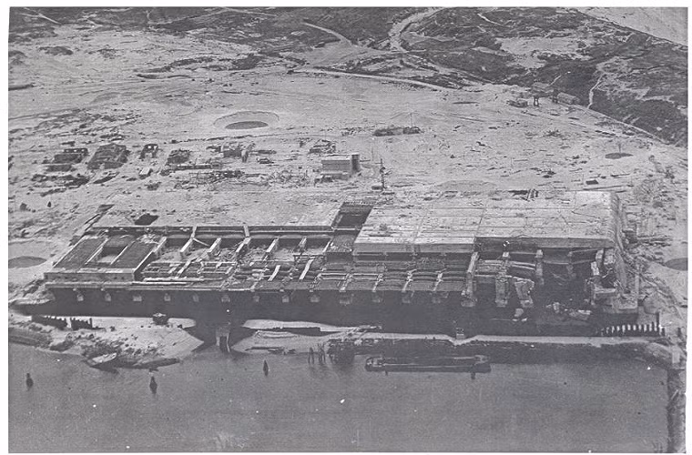 Còn đây là một U-Boot Bunker tại Hà Lan, nó vẫn đang trong quá trình xây dựng nhưng bị không kích làm sập một phần của khối công trình, bên cạnh đó trần bê-tông của nó cũng chưa được hoàn thiện. Nguồn ảnh: War History.