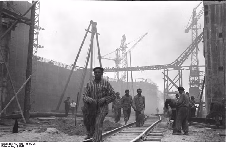 Và giống như các công trình quân sự khác của Đức trong CTTG 2, U-Boot Bunker được xây dựng bởi hàng chục ngàn lao động cưỡng bức trong các trại tập chung của phát xít Đức và nhiều người trong số đó đã không bao giờ có thể quay trở lại. Nguồn ảnh: War History.