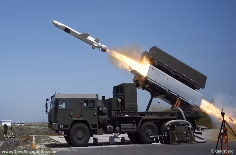 Nhận định trên được Đô đốc Harris đưa ra trong một bài phát biểu vào hôm 15/11, theo đó Quân đội Mỹ cần được trang bị các hệ thống tên lửa phòng thủ bờ biển tiên tiến trong tương lai gần thay vì chỉ dựa vào các dòng tên lửa chống hạm trên tàu chiến hiện tại. Ngoài ra lực lượng Lính thủy Đánh bộ Mỹ cũng cần được trang bị loại vũ khí tương tự. Nguồn ảnh: Navy Recogition.