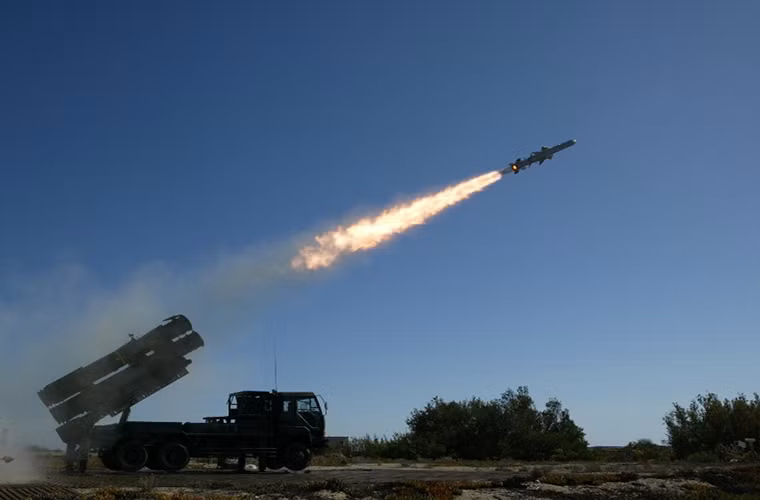 Các hệ thống tên lửa phòng thủ bờ biển hiện đại nhất của Nhật Bản hiện nay là Type 88 và Type 12, trong đó Type 88 được đưa vào trang bị từ đầu những năm 1990 và hoạt động cho tới tận ngày nay. Type 88 có tầm bắn hiệu quả lên đến 180km và được trang bị một đầu đạn nổ cực mạnh nặng 225kg. Nguồn ảnh: blog.goo.ne.