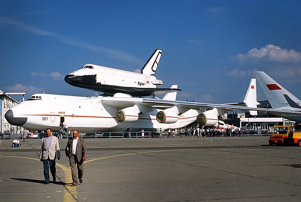 Chiếc An-225 rất hữu hiệu trong việc vận chuyển hàng hóa, tiếp viện cho các hoạt động viện trợ nhân đạo với lượng hàng hóa khổng lồ nó có thể mang theo mỗi chuyến. Đây cũng là một trong những chiếc máy bay hiếm hoi trên thế giới có thể "cõng" được tàu con thoi trên lưng. Ảnh: Niez.