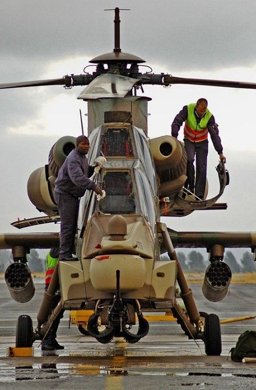 Có một điều khá bất ngờ là nguyên mẫu đầu tiên của AH-2 là Atlas XH-1 Alpha lại được phát triển từ mẫu trực thăng hạng nhẹ Alouette III vốn được chế tạo từ những năm 1950. XH-1 Alpha được cho ra mắt vào năm 1985 và dần được hoàn thiện thành nguyên mẫu Denel Rooivalk đầu tiên trong cuối những năm 1980.