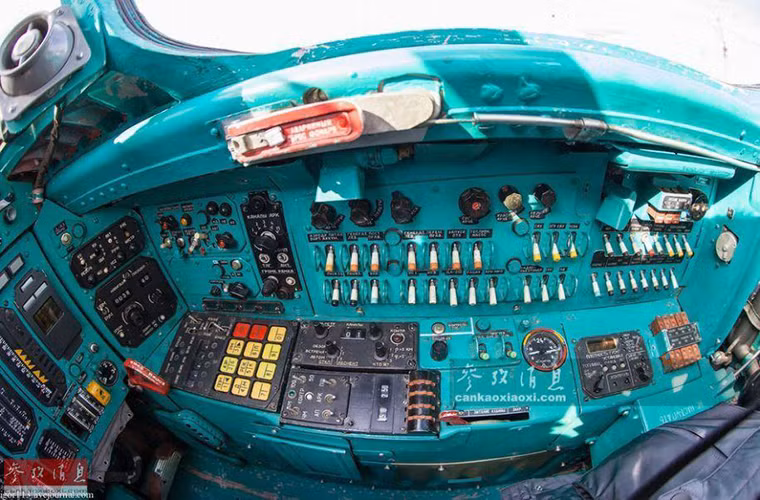 Bên cạnh trái phi công chính là một loạt nút điều khiển khác.