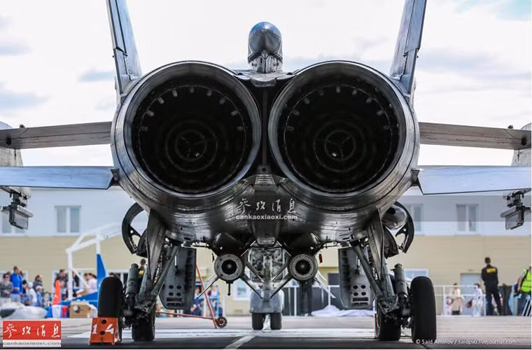 Một trong những yếu tố tạo nên sức mạnh của MiG-31 chính là cặp động cơ turbofan Soloviev D-30F6 với công suất lên tới 20.900 lbf mỗi chiếc và 34.172 lbf khi đốt nhiên liệu phụ với mỗi động cơ. Tuy nhiên khi bay với hành trình siêu âm bán kính chiến đấu của MiG-31 khá hạn chế chỉ tầm 720km ở tốc độ Mach 2.35.