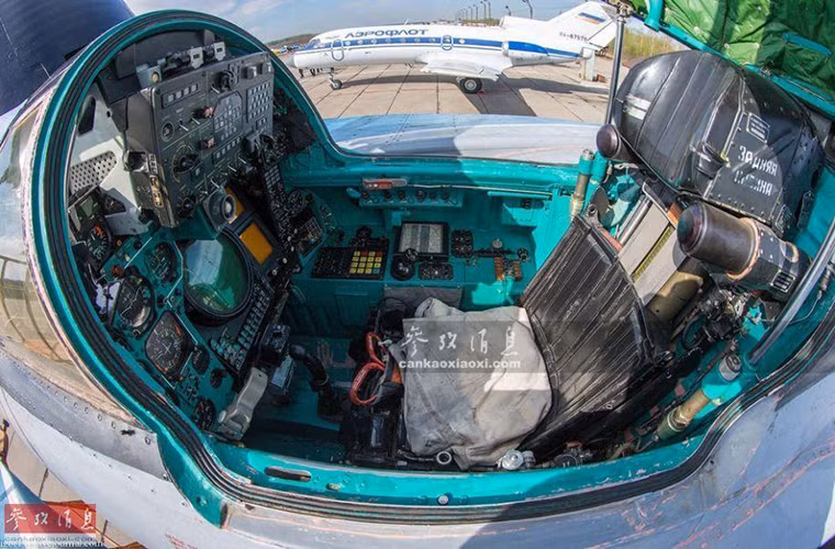 Đây là buồng lái phụ dành cho phi công điều khiển hệ thống radar và hệ thống vũ khí trên MiG-31E, tất nhiên máy bay vẫn có thể được điều khiển từ cả hai vị trí. Với phi công thứ hai nhiệm vụ của phi công chính sẽ giảm xuống đáng kể và tăng hiệu quả chiến đấu cho kíp bay.