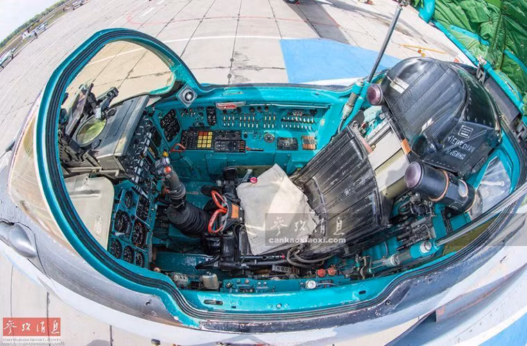 Trong ảnh là hình ảnh hiếm hoi của buồng lái MiG-31E biến thể dành cho xuất khẩu với các tính năng được đơn giản hóa, trong khi đó buồng lái của MiG-31BM được đánh giá tiên tiến hơn hẳn.