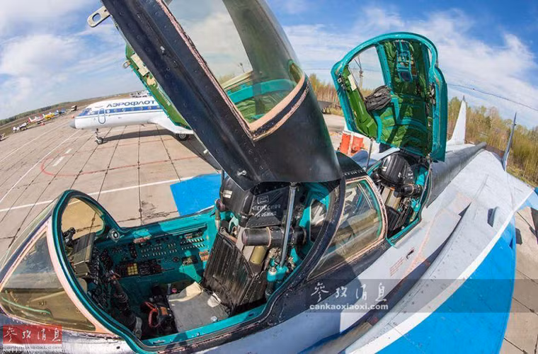 Giống như nhiều mẫu tiêm kích đánh chặn khác do Liên Xô chế tạo trước đây MiG-31 cũng có thiết kế hai chỗ ngồi dành cho phi công chính và phi cộng phụ điều khiển hệ thống vũ khí.