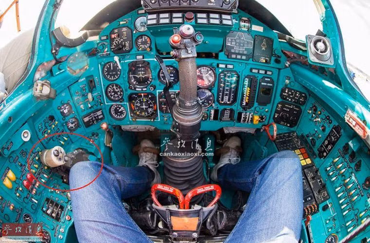 Ở bức ảnh này ta có thể thấy được toàn cảnh buồng lái của phi công chính. Có một điểm đặc biệt là cả hai khoang lái của MiG-31 đều được trang bị ghế phóng cho phép tổ lái thoát khỏi máy bay trên bất kỳ độ cao và tốc độ nào.