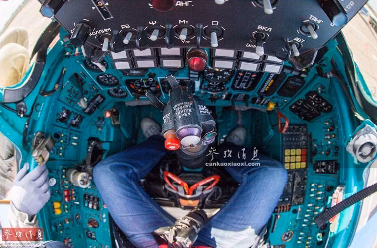 Kiểu thiết kế buồng lái của MiG-31E khiến ta liên tưởng ngay tới các dòng chiến đấu cơ do Liên Xô chế tạo trước đây, với cách bố trí khá phức tạp không gian bên trong buồng lái cũng khá nhỏ.