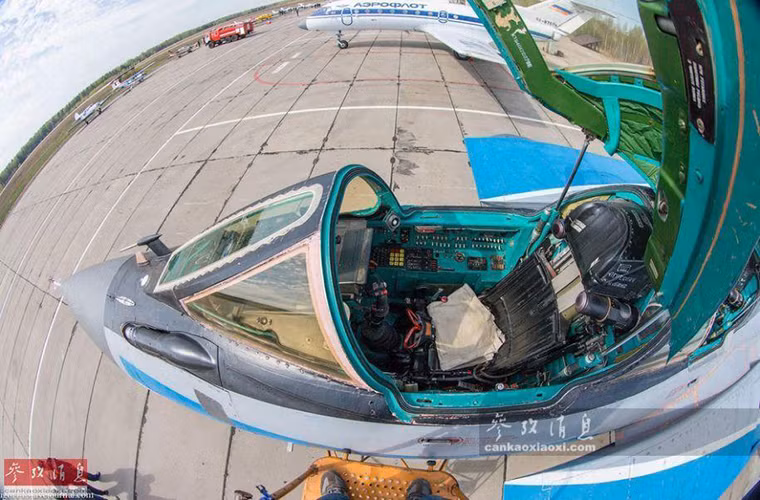 Buồng lái phi công chính ở một góc nhìn khác, không rõ hiện nay chiếc MiG-31E này còn có khả năng bay hay không với tình trạng xuống cấp hiện tại.