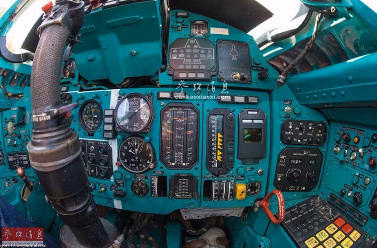 Việc bố trí quá nhiều đồng hồ hiển thị thông số bay trên các dòng chiến đấu cơ của Liên Xô đôi khi khiến phi công khó có thể theo dõi tất cả chúng trong suốt chuyến bay. Và sự ra đời của các màn hình hiển thị đa năng đã loại bỏ nhược điểm này.