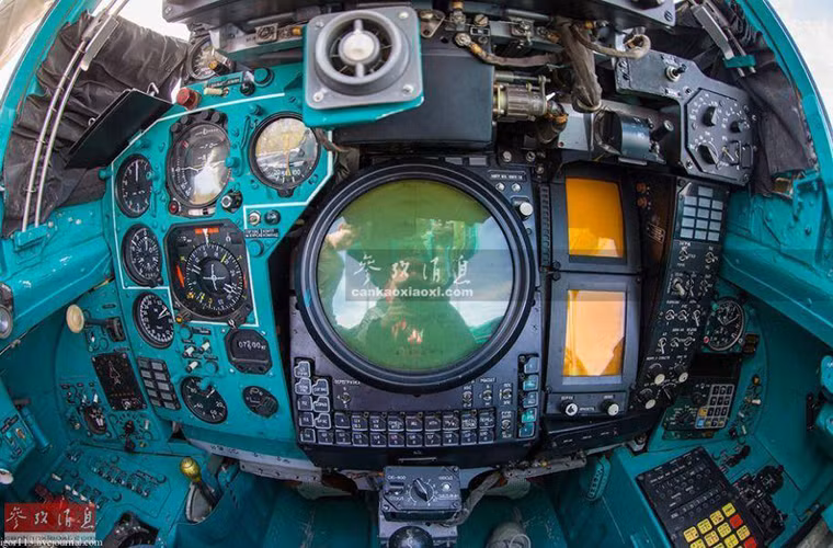 Với MiG-31E nó được trang bị hệ thống radar mảng pha Zaslon S-800 với tầm hoạt động lên tới 200km, nó có thể theo dõi cùng lúc 10 mục tiêu và tấn công 4 mục tiêu trong số đó với tên lửa không đối không tầm xa Vympel R-33 vốn có tầm bắn có thể lên tới 120km.