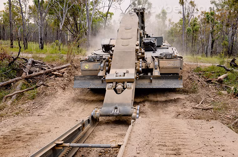Mỗi hệ thống cầu cơ giới Leguan có trọng lượng lên tới 62 tấn và được trang bị hai nhịp cầu có chiều dài tối đa lên tới 26m hoặc 14m chỉ với một nhịp. Toàn bộ hệ thống này vận hành hoàn toàn tự động và chỉ cần tới hai binh sĩ cho mỗi hệ thống, thời gian triển khai của Leguan cũng khá nhanh 5 phút với nhịp cầu 14m và 6 phút với nhịp cầu 26m. Nguồn ảnh: KMW.