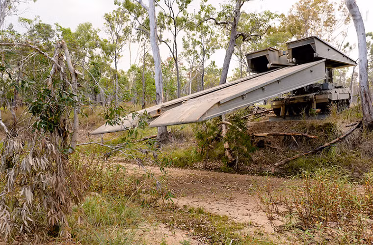 Leguan Leopard 2 là cầu cơ giới tự hành hiện đại nhất của Đức hiện nay, nó, được phát triển dựa trên khung gầm xe tăng chiến đấu chủ lực Leopard 2. Nó có nhiệm vụ chính là hỗ trợ các đơn vị bộ binh hoặc cơ giới vượt qua các khu vực chướng ngại nước hoặc khoảng trống địa hình trên đường hành quân. Nguồn ảnh: KMW.