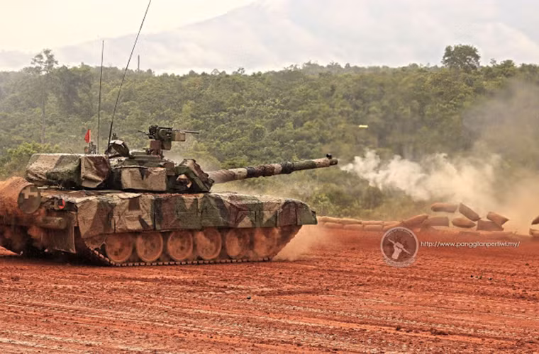 So với PT-91, PT-91M được trang bị hệ thống điều khiển hỏa lực mới Sagem Savan-15, động cơ diesel có công suất 1.000 mã lực kết hợp với hộp số tự động cho phép xe có thể đạt vận tốc lên đến 70km/h khi chiếc xe tăng này có trọng lượng gần 49 tấn. Nguồn ảnh: Malaysia Military Power.