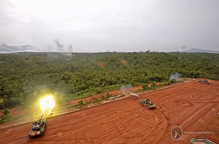 Kết hợp với hệ thống vũ khí trên của PT-91M là các thiết bị quan sát toàn cảnh Sagem Vigy-15 cho phép chỉ huy xe quan sát toàn diện chiến trường, thiết bị đo khoảng cách bằng laser cũng của Sagem, hệ thống cảnh báo laser định vị Obra-3 từ tên lửa chống tăng dẫn đường và hệ thống phòng vệ CBRN. Nguồn ảnh: Malaysia Military Power.