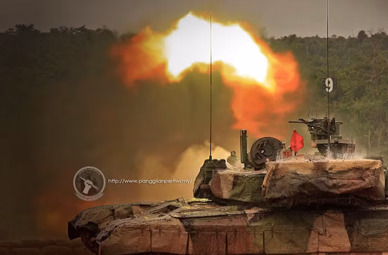 Theo yêu cầu của Malaysia, hệ thống vũ khí trên PT-91M cũng được thay đổi so với PT-91 với việc trang bị lại pháo chính 125mm ZTS 2A46MS cùng súng máy đồng trục 7.62mm FN MAG, súng máy trên tháp pháo cũng được thay đổi với súng máy 12.7mm Browning M2HB. Nguồn ảnh: Malaysia Military Power.