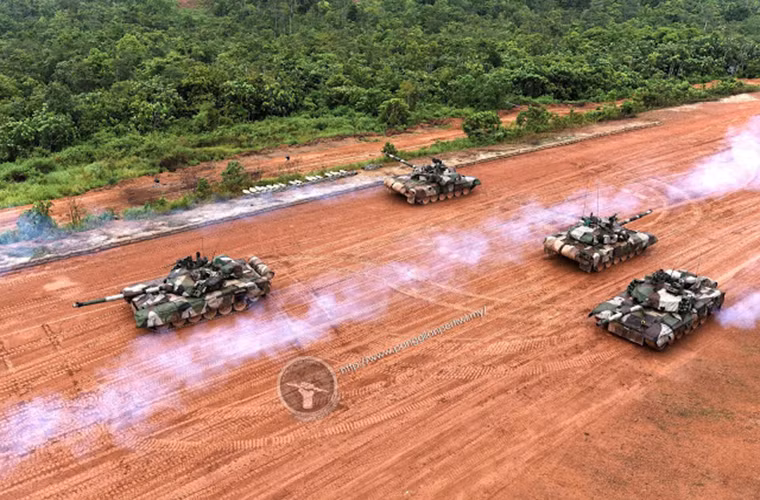 Trong ảnh là những chiếc xe tăng PT-91M thuộc Trung đoàn thiết giáp số 11 - đơn vị duy nhất của Quân đội Malaysia được trang bị PT-91M khi đang tham gia đợt tập trận mang tên Latihan Kuasa Tembakan (LKT) diễn ra vào tháng 5 năm nay. Nguồn ảnh: Malaysia Military Power.