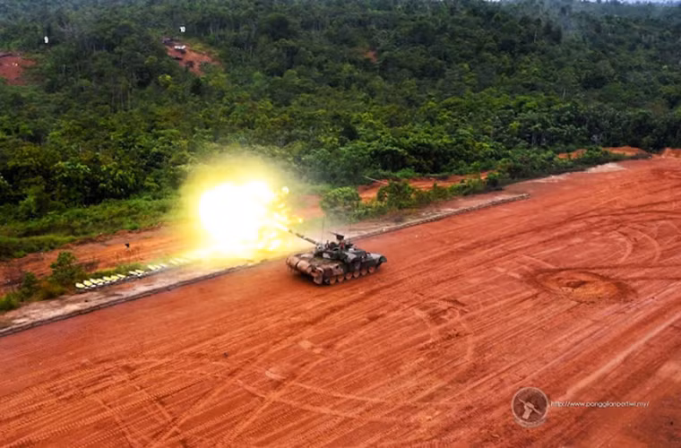 Ngoài ra toàn bộ tháp pháo lẫn thân xe đều được trang bị phản ứng nổ Erawa-2 nhằm tăng cường khả năng bảo vệ xe tăng ngay cả khi nó phải chịu một “hit” trực tiếp từ tên lửa chống tăng đối phương. Nguồn ảnh: Malaysia Military Power.