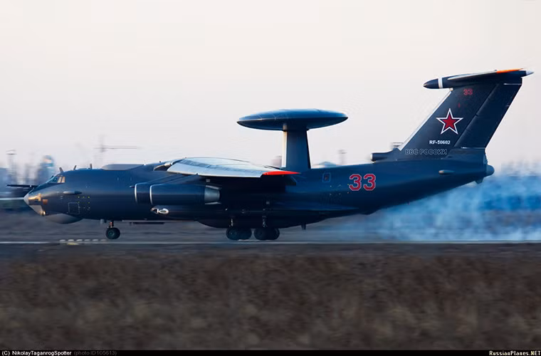 A-50U có khả năng phát hiện tên lửa đạn đạo của đối phương từ khoảng cách 800km, máy bay ném bom là 650km và máy bay chiến đấu là từ 300km. Nó có thể hướng dẫn trực tiếp 12 máy bay chiến đấu cùng một lúc hoặc gián tiếp lên tới 30 chiếc. Nguồn ảnh: Rebucia87.