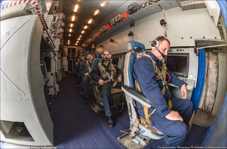 Phi hành đoàn của A-50U gồm 5 người trong đó chưa bao gồm tổ điều hành 10 người. Nguồn ảnh: Rebucia87.