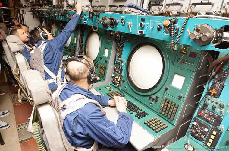 Cận cảnh trung tâm điều hành của A-50U - dù mới được nâng cấp nhưng trang bị hiển thị của A-50U vẫn đậm chất Liên Xô, không có nhiều đổi khác lắm theo hơi hướng hiện đại. Nguồn ảnh: Rebucia87.