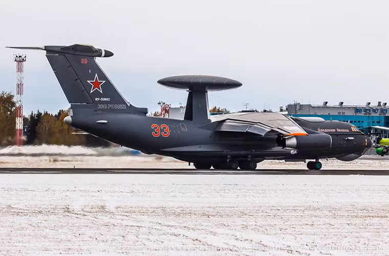 Trong ảnh là chiếc A-50U mang số hiệu “33” của Không quân Nga, nó cũng là chiếc A-50U duy nhất của Nga được sơn ngụy trang màu “cà tím”. Nguồn ảnh: Rebucia87.