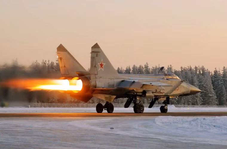 Những chiếc tiêm kích đánh chặn nhanh nhất thế giới MiG-31 sẽ có nhiệm vụ tiêu diệt các máy bay cảnh báo sớm vốn là "át chủ bài" tác chiến tổng hợp của Mỹ-NATO. Ngoài ra, MiG-31 có thể khắc chế các máy bay ném bom chiến lược B-1B, B-52 một cách dễ dàng.