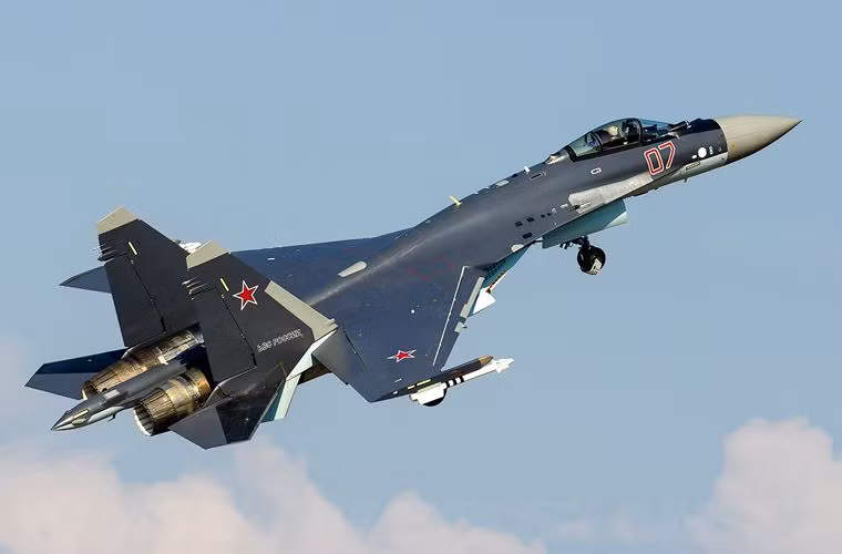 Dẫu cho Không quân Nga hiện vẫn chưa chính thức trang bị siêu tiêm kích thế hệ 5 Su T-50. Thế nhưng, sức mạnh của máy bay chiến đấu Su-35 - tiêm kích thế hệ 4,5 được đánh giá là thừa sức "cân" các tiêm kích mạnh nhất NATO như F-22, F-35, Typhoon, Rafale.