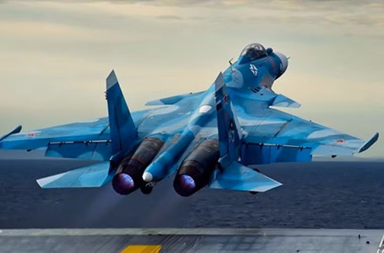 Đối thủ của F-18E/F sẽ là những chiếc tiêm kích hạm hạng nặng Su-33. Được phát triển từ Su-27 nên chúng cũng mang sức mạnh của dòng tiêm kích siêu cơ động này. Nga tiếp tục nâng cấp những chiếc Su-33 để nâng cao sức mạnh chiến đấu của chúng.