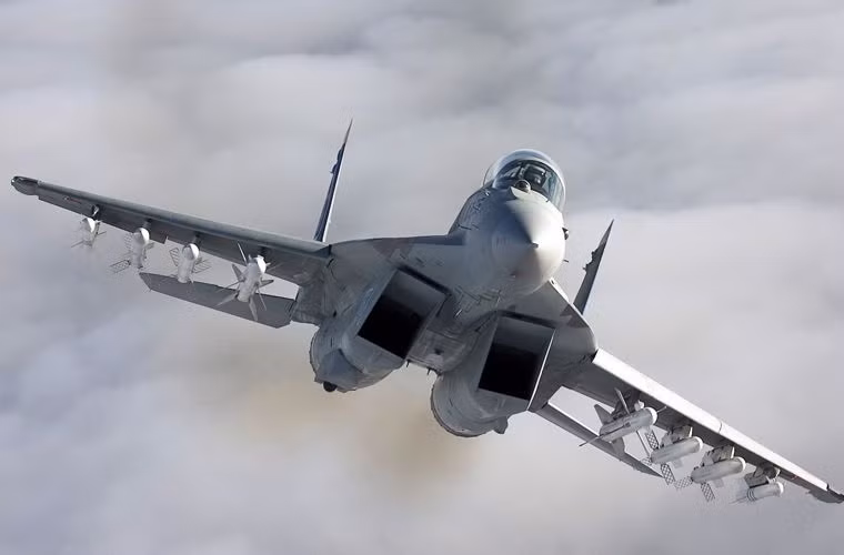 Chiếm số lượng đông đảo cùng với Su-27 chính là những chiếc MiG-29. Những chiếc tiêm kích nhanh nhẹn hai động cơ này sẽ là đối thủ trực tiếp của dòng chiến đấu cơ hạng nhẹ F-16 của Mỹ. Nhiều phi công Phương Tây tỏ ra bất ngờ với sự cơ động và khả năng quần vòng trong không chiến của loại tiêm kích này. Nguồn ảnh: Wiki