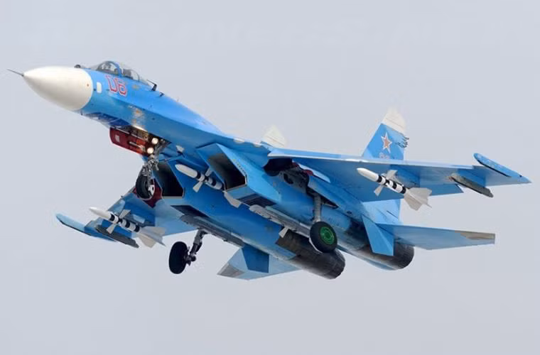 Chiếm số lượng đông đảo nhất trong Không quân Nga hiện nay là dòng máy bay tiêm kích Su-27 được thiế kế để đối trọng với F-15. Ngoài ra, gói nâng cấp SM/SM3 dành cho Su-27 cũng giúp nó tăng đáng kể khả năng chiến đấu chống lại tiêm kích thế hệ mới của NATO. Nguồn ảnh: Wiki