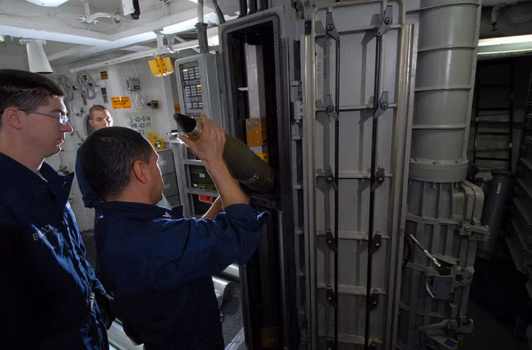 Joseph Senftle – Phó chủ tích kiêm Tổng giám đốc bộ phận phát triển vũ khí của BAE Systems cho biết, việc tích hợp hay số hóa các hệ thống điều khiển trên Mk 45 giúp chi phí vận hành nó trở nên hiệu quả hơn và bên cạnh đó là khả năng đa nhiệm. Trong tương lai các mẫu đạn pháo dẫn đường thông minh sẽ ngày càng trở nên phổ biến trong Hải quân Mỹ và Mk 45 Mod 4 hoàn toàn có thể đáp ứng được sự thay đổi này.