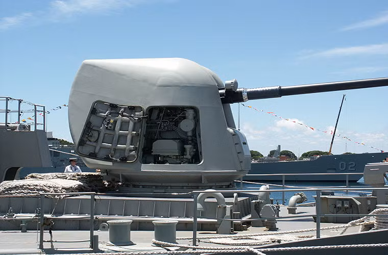 Một số cải tiến quan trọng khác cho phép tích hợp các hệ thống điều khiển trên Mk 45 bao gồm cả hệ thống điều khiển hỏa lực thành một khối thống nhất. Chẳng hạn như với hệ thống định vị GPS giờ đây Mk 45 đã có thể tấn công chính xác mục tiêu ở tầm xa điều mà nó chưa từng làm được.