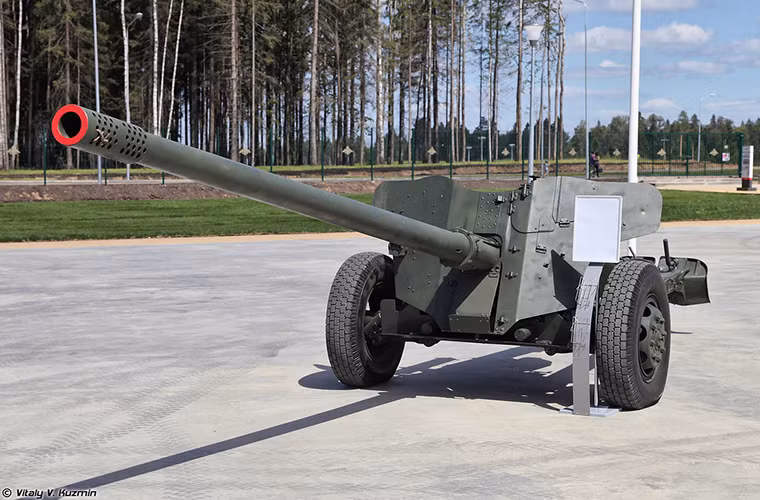 Ở thời đại mà các tổ hợp tên lửa chống tăng dẫn đường đã trở nên quá phổ biến thì các dòng pháo chống tăng xe kéo gần như không còn chỗ đứng trên chiến trường. Tuy nhiên người Nga đã chứng minh điều ngược lại với mẫu pháo chống tăng MT-12 được đưa vào sản xuất từ những năm 1970. Nguồn ảnh: Vitaly Kuzmin.