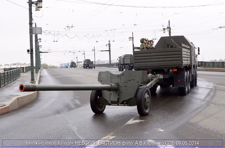 Để triển khai pháo chống tăng MT-12, Quân đội Nga phải sử dụng đến các phương tiện cơ giới từ xe tải quân sự đặc chủng cho đến xe bọc thép đa năng MT-LB. MT-12 có góc xoay của bệ pháo lên đến 54 độ và nâng hạ góc nòng pháo là từ 20 đến -6 độ. Nguồn ảnh: Nevskii-Bastion.