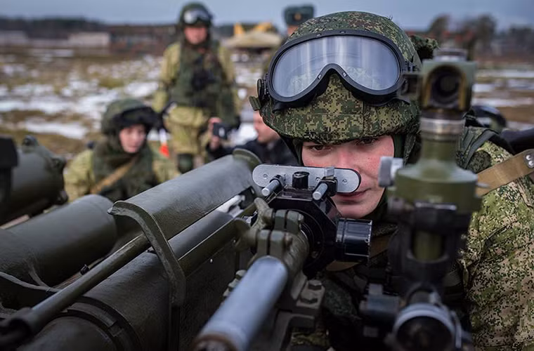 Theo đó khi triển khai 9M117, MT-12 được tích hợp thêm các thiết bị dẫn đường và điều khiển bắn 1K13-1 hỗ trợ tác chiến cả ban đêm. Thiết bị này được triển khai ở bên ngoài và không làm thay đổi cụm thước ngắm cơ bản trên MT-12 vốn sử dụng OP4MU-40U hay một số thiết bị hỗ trợ ngắm ban đêm khác như APN-6-40 hoặc 1PN53. Nguồn ảnh: Bộ Quốc phòng Nga.