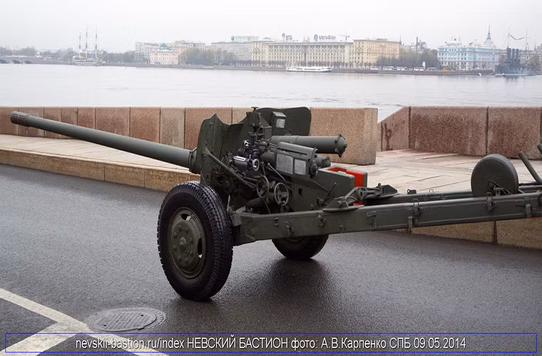 Giống như nhiều mẫu pháo chống tăng khác MT-12 là mẫu pháo kéo, nó sử dụng pháo chính 100mm nòng trơn với phanh mõm giảm độ giật khi bắn ở đầu nòng. Tổng trọng lượng của MT-12 tối đa là 3.1 tấn với chiều dài tổng thể lên đến gần 10m, đây chính là một trong những nguyên nhân khiến việc triển khai MT-12 trở nên khó khăn hơn. Nguồn ảnh: Nevskii-Bastion.