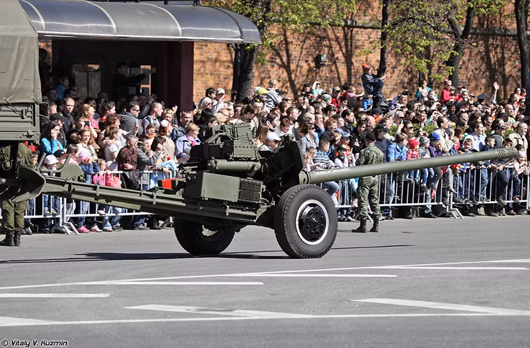 Dù việc trang bị 1A31 "Ruta" khiến tăng đáng kể trọng lượng của MT-12P, nhưng bù lại nó giúp đảm bảo khẩu pháo chống tăng này có thể đuổi kịp các dòng tên lửa chống tăng dẫn đường hiện đại. Bên cạnh đó 1A31 "Ruta" có thể hoạt động ở mọi điều kiện thời tiết và hỗ trợ dẫn bắn chính xác hơn so với một số dòng tên lửa chống tăng dẫn đường. Nguồn ảnh: Vitaly Kuzmin.